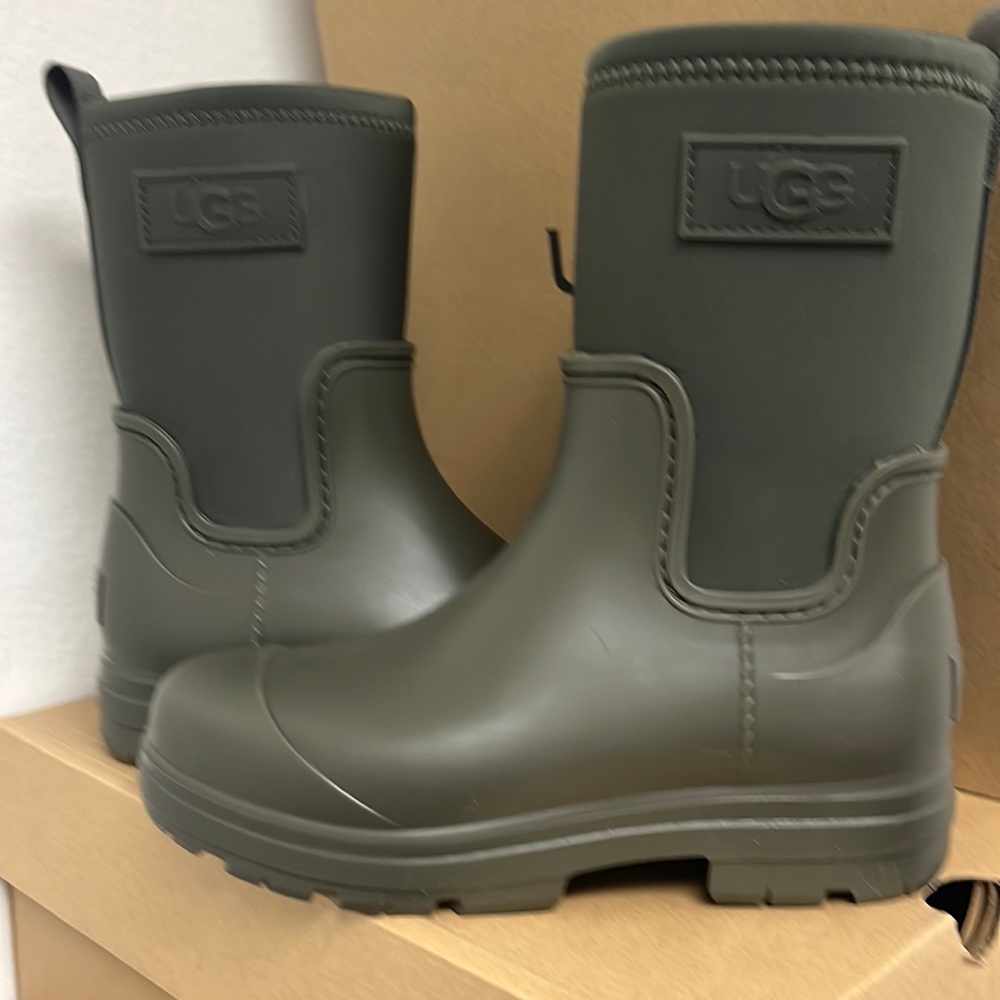 - UGG DROPLET MID